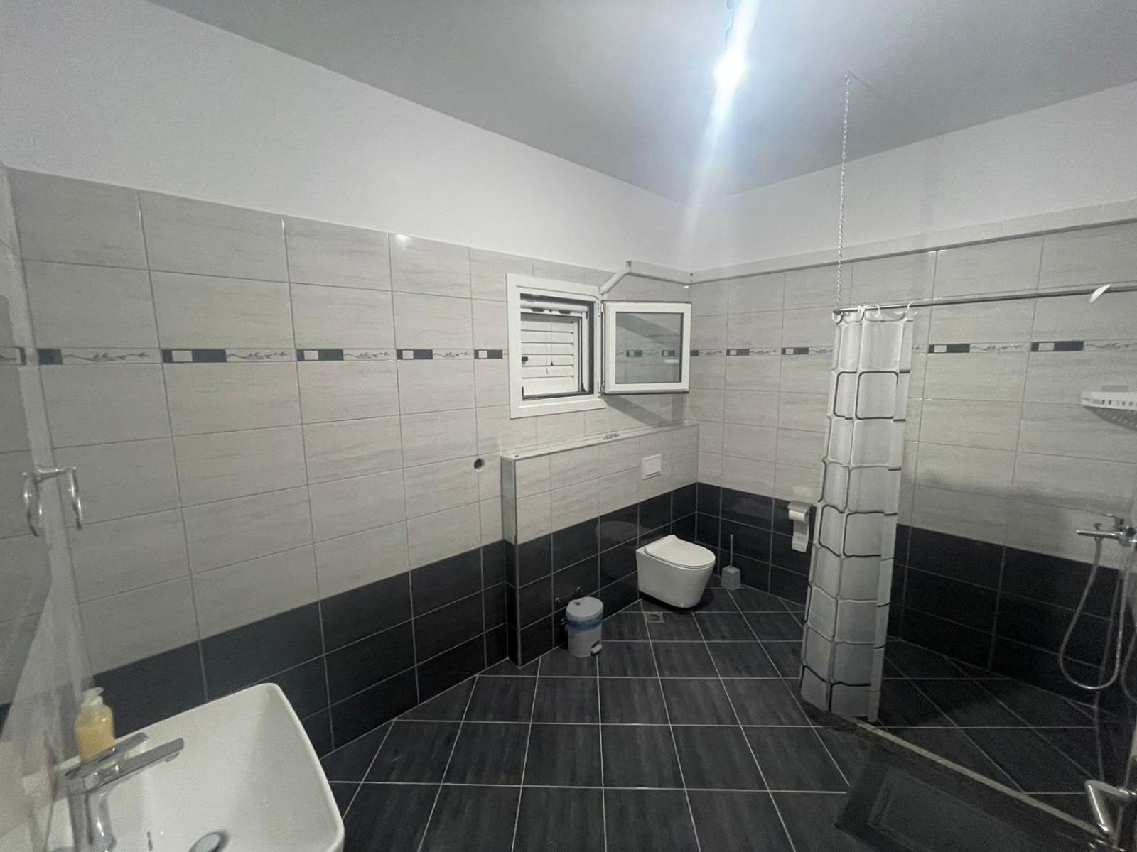 Vanesa Rooms Sarande Luaran gambar