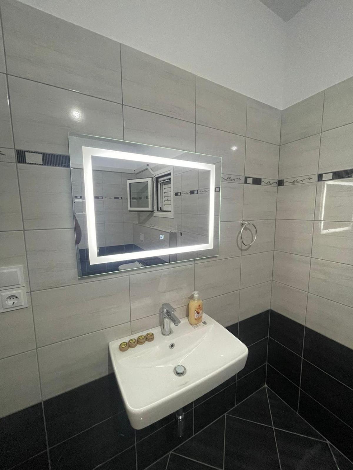 Vanesa Rooms Sarande Luaran gambar